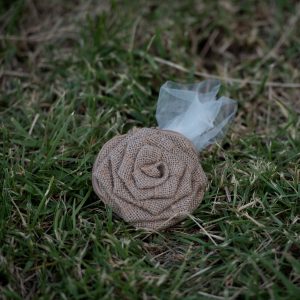 Μπομπονιέρα πορτοφόλι τριαντάφυλλο από λινάτσα